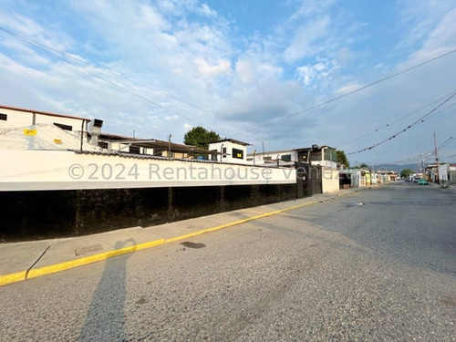 Neyda De Sousa Vende, Amplio Local Comercial En La Zona Este De Barquisimeto, Cuenta Con Oficina Administrativa Y Tanque Subterráneo, Cód: 24-24718 Nds