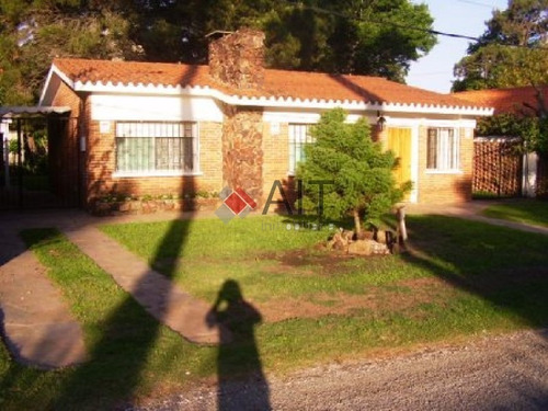 Imagen 1 de 14 de Divina Casa En Playa Mansa, A Pasos De Todo!!.-ref:6322