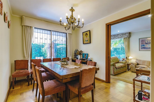 Casa Esquina, Gran Terreno, Excelente Ubicación E Inversión.