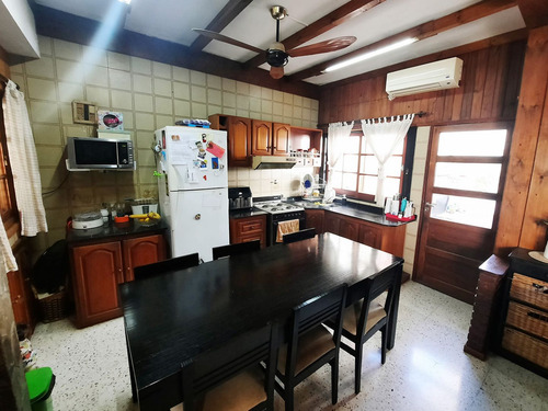 Casa Con Cochera A Metros De Plaza Sarmiento
