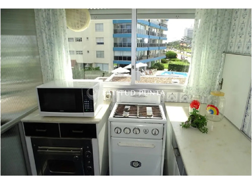 Apartamento En Pez Espada, 3 Dormitorios Más Dependencia