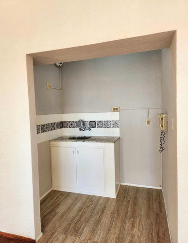 Alquilo Comodo Apartamento De 1 Dormitorio Con Cochera Acepta Luc Como Garantia, Centro.