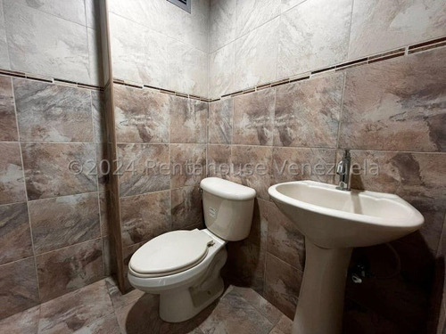 En Alquiler Moderna Oficina En Torre Empresaria, Con 2 A/a De 5 Toneladas C/u, Recepcion Y Sub Dividida En 4 Cubiculos En Vidrios, 2 Salas De Baño Y Mas, Hagamos Negocios, Contactame Dennymar B4b8o69