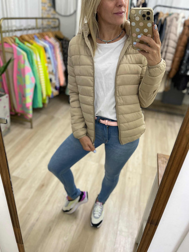 Imagen 2 de 9 de Campera Ultralivina Corta Simil Pluma Mujer The Big Shop