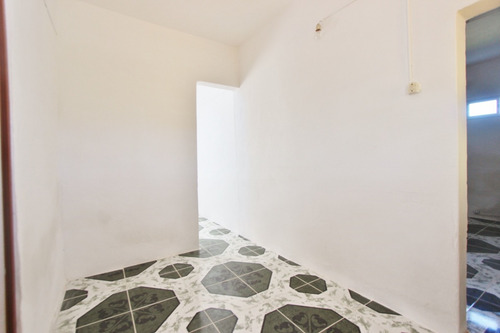 Alquiler De Casa En Jardines Del Hipódromo. Al Frente, 2 Ambientes O Dormitorios, 1 Baño, Cocina Definida, Patio-jardín.