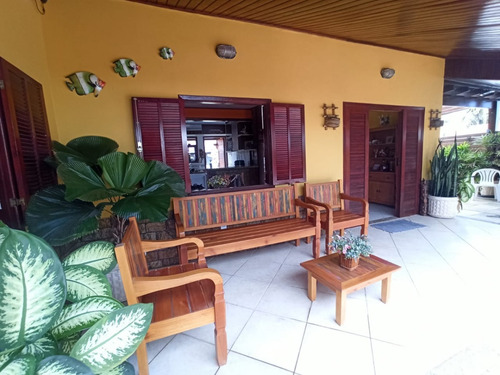 Ótima Casa Completa, Arejada Em Local Privilegiado.