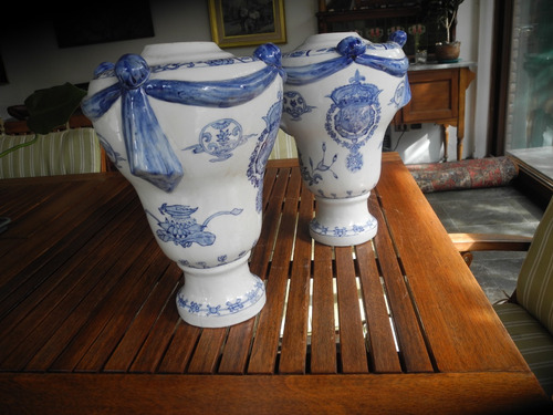 Par De Potiche De Porcelana Antiguos Con Relieves Y Dibujos