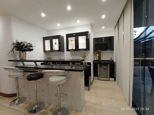 Venta Moderna Propiedad En Prados Del Este, Caracas
