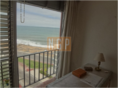 Departamento En Punta Del Este, Torre Cuenta Con Todos Los Servicios.-ref:16525