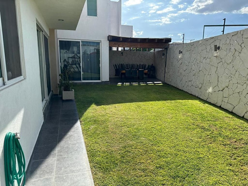 En Venta Casa En Hacienda Real Tejeda, Gran Ubicación, Estancia Amplias