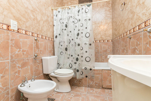 Casa En Venta, Acepta Permuta. 2 Pl. 4 Amb