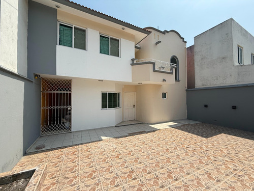Casa En Venta En Boca Del Río, Veracruz Col. Graciano Sánchez Romo, De 4 Recamaras Y 4 Baños. A 5min Del Centro De Boca Del Rio, Plaza El Dorado Y Playas De Boca Del Rio.
