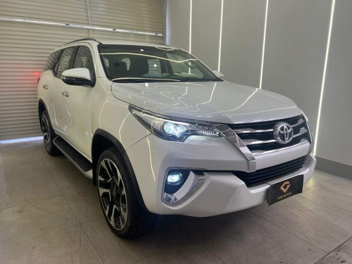 Toyota Hilux SW4 2.8 SRX 4X4 7 LUGARES 16V TURBO INTERCOOLER DIESEL 4P AUTOMÁTICO