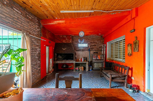 Venta Casa 2 Dormitorios, Patio Y Pileta-oliveros