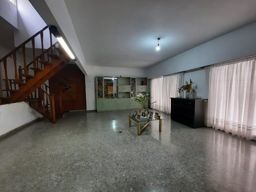 Ph Tipo Casa De 422 M². 4 Ambientes. Sobre Avenid.