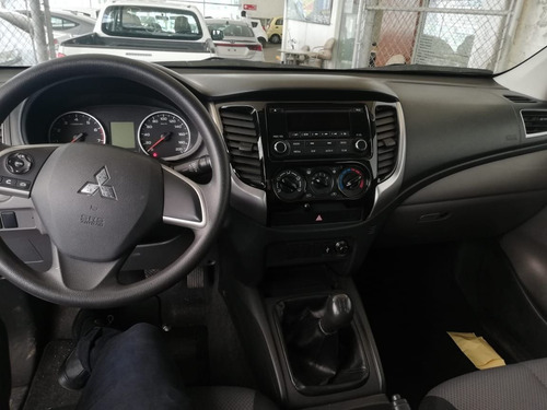 Imagen 6 de 14 de Mitsubishi L200 2018 2.4 Cabina Doble 4x2 Mt