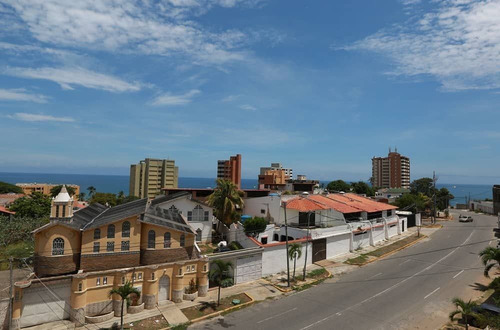 En Venta Hermosa Posada Ubicada En El Litoral Estado La Guaira, En La Bella Urbanización Playa Grande A 5 Min Del Aeropuerto De Maiquetía. Fr