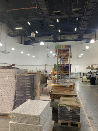 Establecimiento Industrial De 1350 M2 Cubiertos, Con Salida A Dos Calles