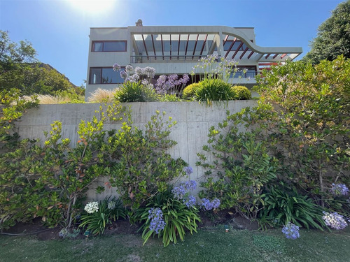 Moderna Casa Con Espectacular Vista A La Cordillera