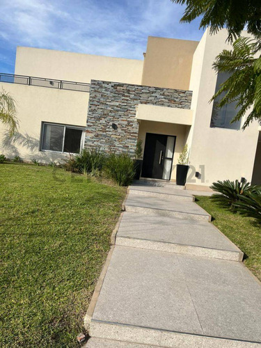 Casa En Venta De 6 Ambientes En Barrio Albanueva Rincon De Milberg
