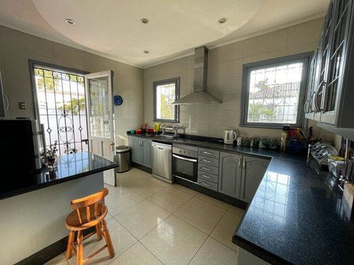 Amplia Casa 5d-4b-piscina/barrio Suárez Mujica