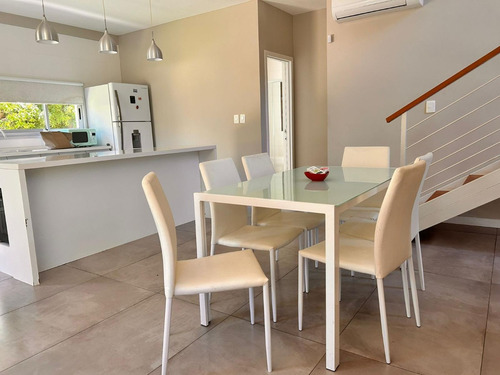 Venta De Casa De 2 Dormitorios En Pinar Sur A Una Cuadra Del Mar.
