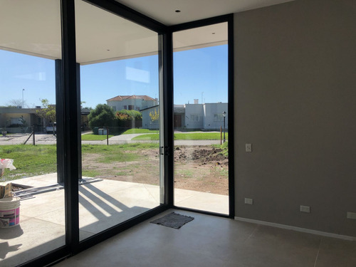 Casa De Diseño - Lote En Esquina -3 Dorm - San Matías Área 4