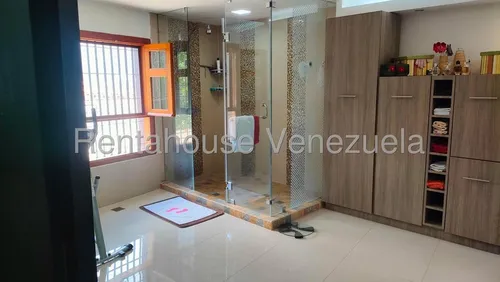 Agp Fabulosa Casa Remodelada. En Venta En La Boyera, Ubicada En Calle Cerrada 25-12979 Ys