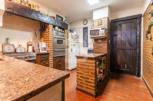 Casa De 6 Ambientes Con Cochera, Patio Y Terraza En Venta En Colegiales