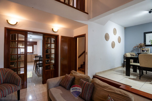 Venta Casa 5 Dorm Cochera Poeta Lugones Cba