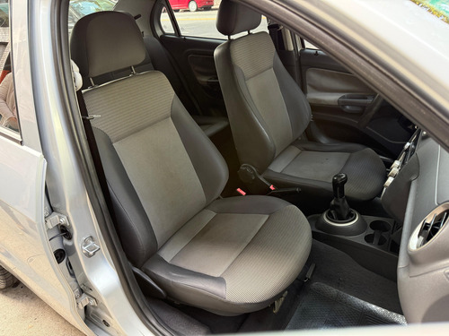 Volkswagen Voyage 1.6 Comfortline 101cv
