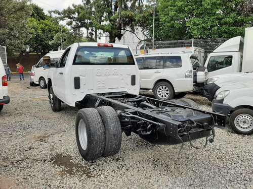 Imagen 2 de 8 de Chevrolet Silverado 2015 6.03500 Chasis Cab V8 Man At