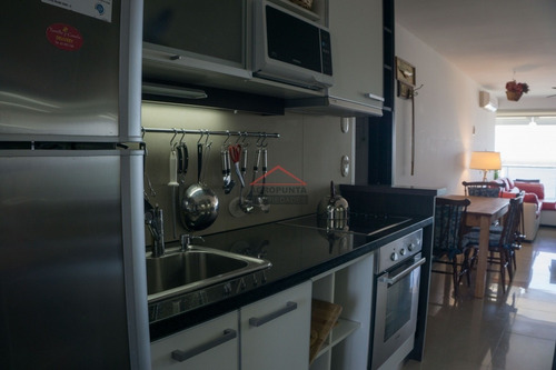 Departamento En Importante Torre.- Ref: 4942