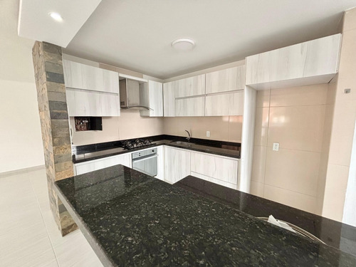Apartamento De 4 Hab Y 3 Baños En Con Vista A La Carrera 33