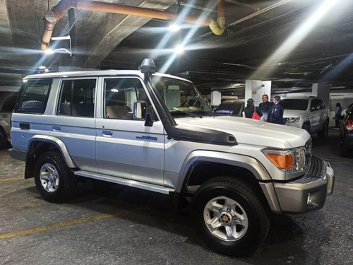 Imagen 3 de 14 de Toyota Land Cruiser Lx