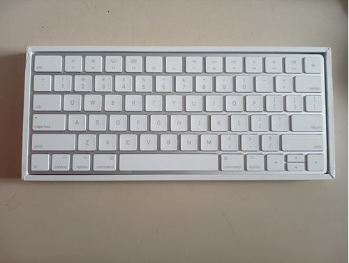 Teclado Apple Blanco Mla22lz/a Casi Sin Uso