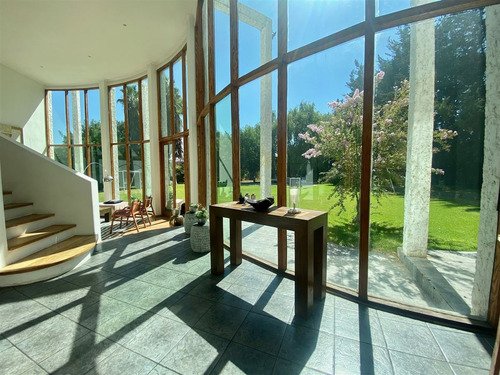Casa En Venta En Parcela Chicureo Central 5d Más Serv.