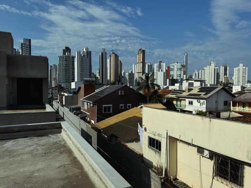 Excelente Sobrado Triplex No Centro De Balneário Camboriú Próximo À Praia Central. Viabilidade Comercial E Residencial. Fase Final De Acabamento. Negocia Entrada E Parcelamento. Venha Visitar.