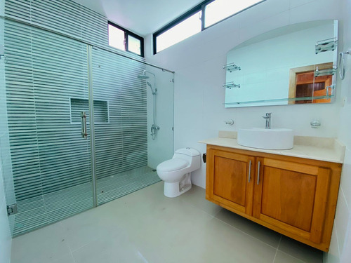 Casa De 2 Niveles Con 3 Habitaciones Y Piscina De Venta En Residencial Cerrado De Pontezuela, Av. 27 De Febrero!