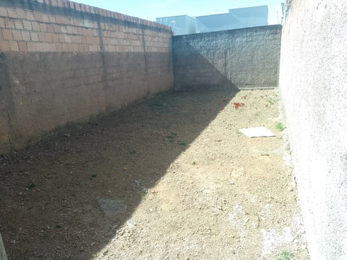 Casa Com 02 (dois) Quartos, Sala, Cozinha, Banheiro, Área De Serviço, Garagem Descoberta Para 01 (um) Veículo E Quintal.