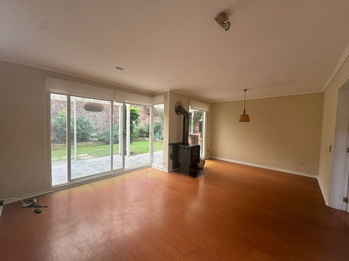 Arriendo Amplia Casa En Condominio!! 2 Estacionamientos!