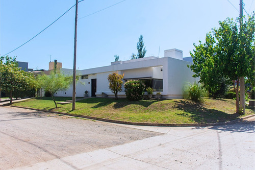 Casa En Planta Baja | 2 Dorm. | Pileta | Quincho | En Tejas 3