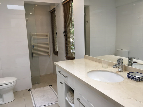 Casa En Arriendo De 6 Dorm. En Lo Barnechea