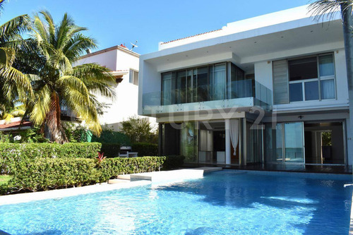 Venta Casa Con Alberca Y Muelle En Isla Dorada, Zona Hotelera Cancún C3220