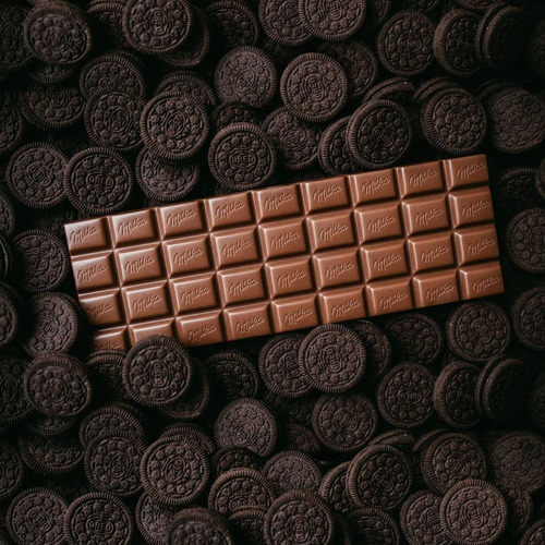 Imagen 2 de 6 de Chocolate Milka® Relleno Con Trocitos De Galleta Oreo 300g