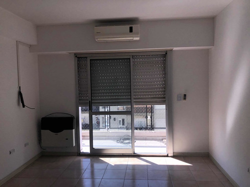 Imagen 5 de 15 de Dpto. 3 Amb. Frente. Balcon. Impecable Estado - Cochera Fija