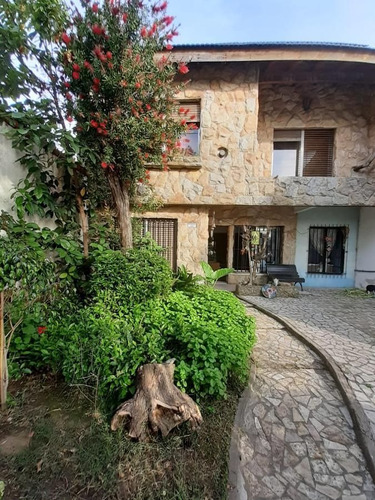 Imagen 2 de 18 de Casa En Venta De 7 Ambientes En Bella Vista