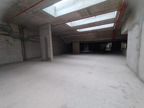 Increíble Local Comercial De 974m2 En Arriendo En Vitacura.