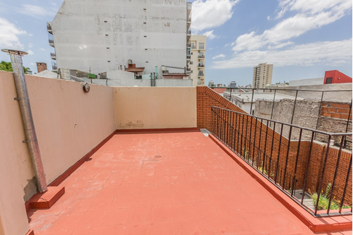 Ph En Piso Con Entrada Independiente De 3 Ambientes, Con Patio, Balcón, Cochera Y Terraza En Venta En Boedo, Caba.