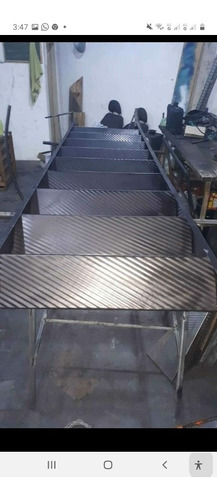 Imagem 3 de 10 de Escada De Ferro Reta 4.00x50 Chapa Frisada